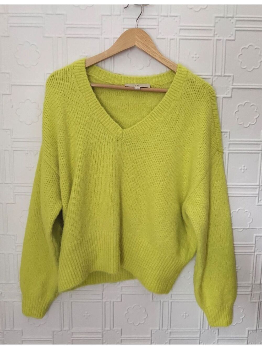 LOFT Ribtrim Relaxed V-Neck Wool Blend Sweater Size M Chartreuse Lime Green